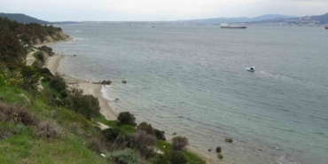 canakkale-bogazindaki-bombardimanin-en-net-goruldugu-baykus-iskelesi-ve-cephe-hatti-drone-ile-goruntulendi-YdXfE5HJ.jpg