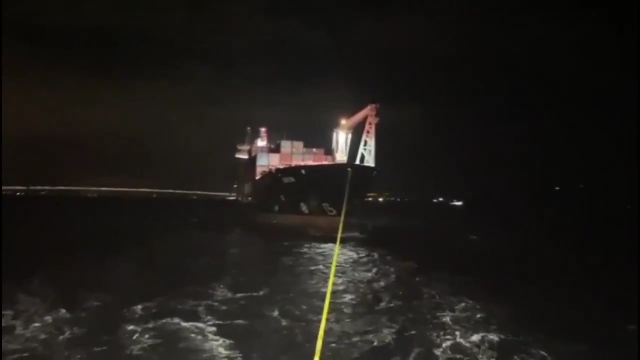 canakkale bogazindan gecen konteyner gemisi makine arizasi nedeniyle demirletildi 0 ZTgZqkt8
