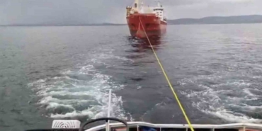 canakkale-bogazindan-gecen-kuru-yuk-gemisi-makine-arizasi-yapti-mbDnhtRw.jpg