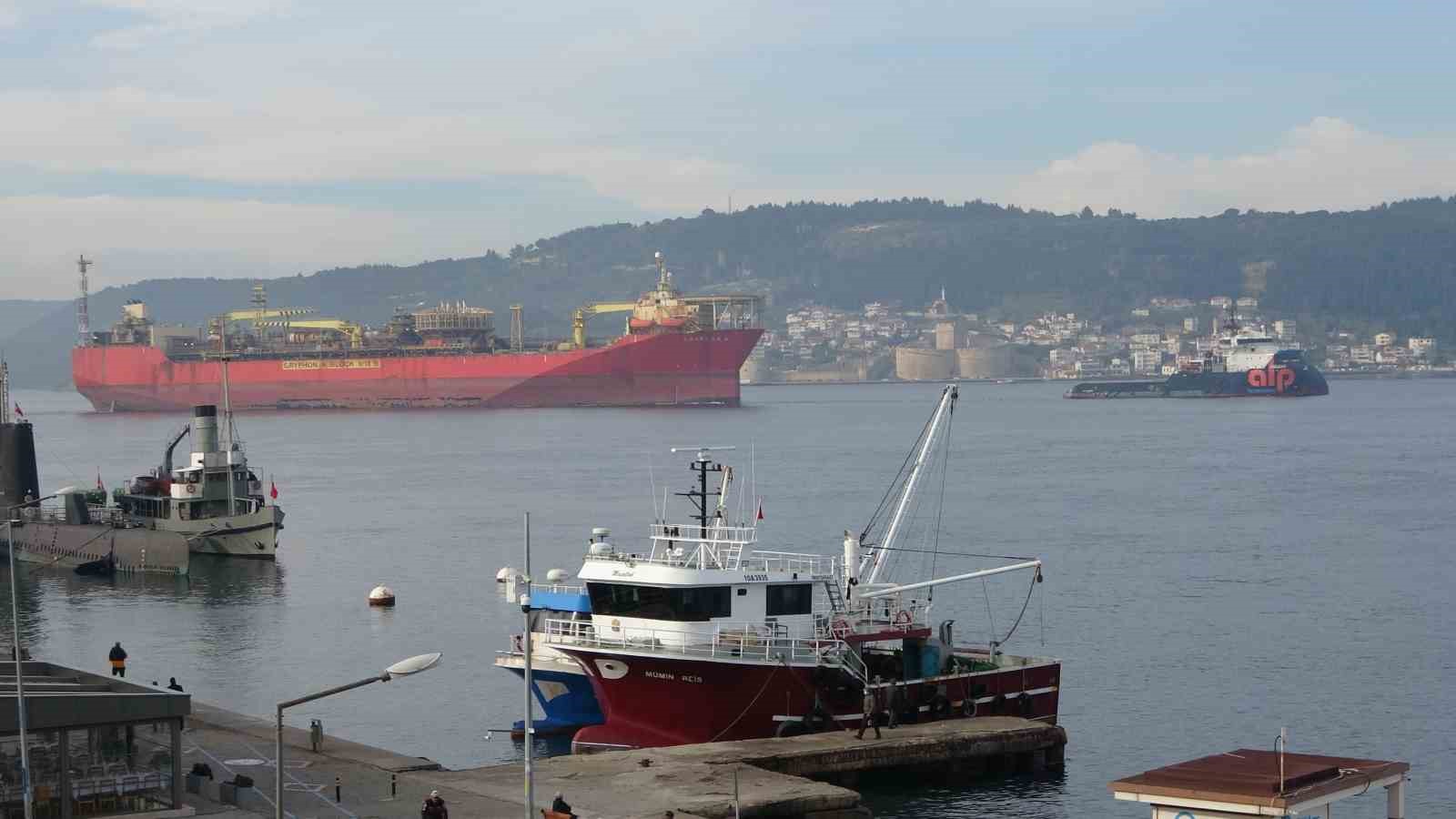 canakkale bogazindan yuzer uretim depolama ve bosaltma gemisi gecti 1 HQ4jSLQF