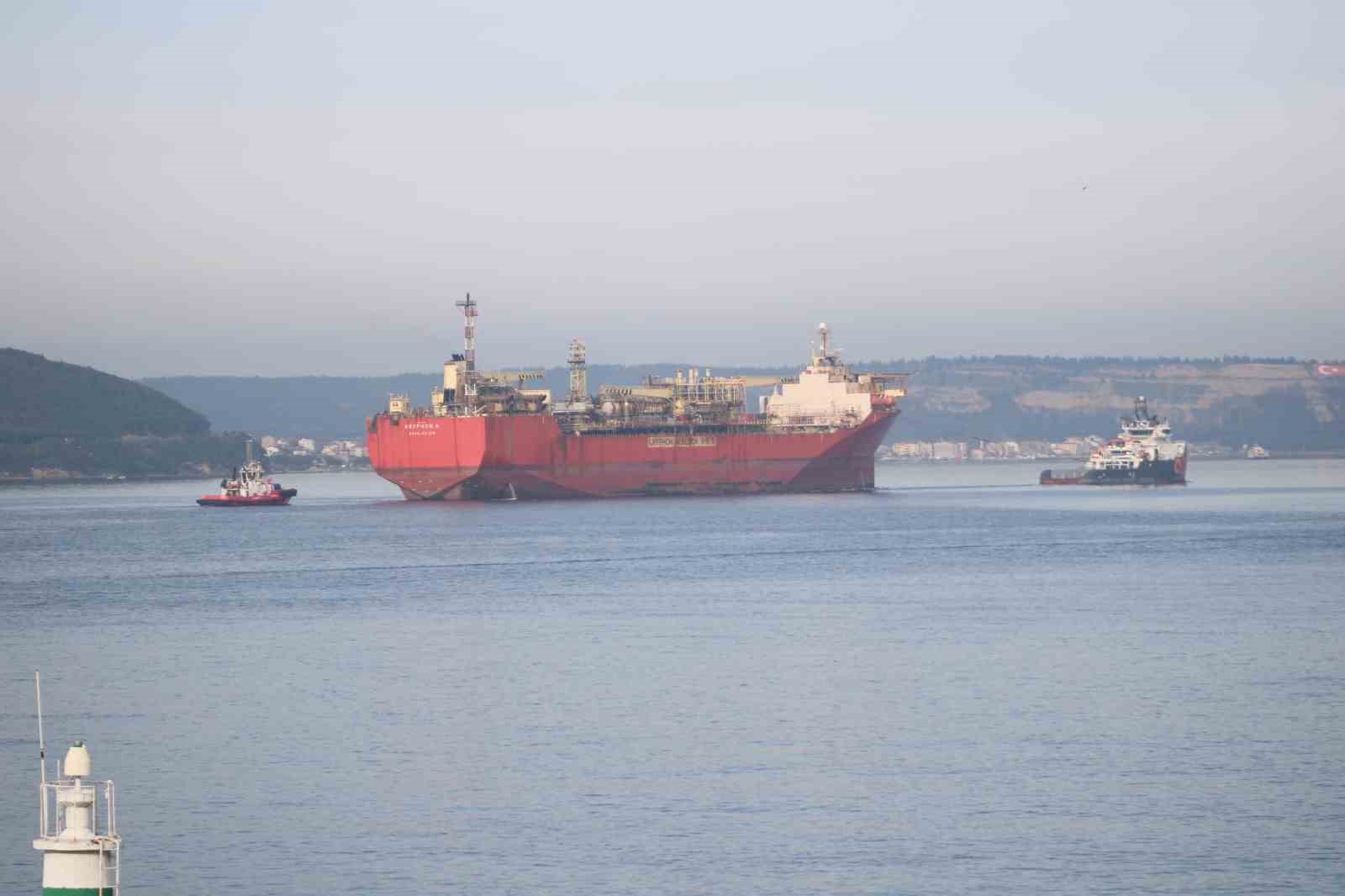 canakkale bogazindan yuzer uretim depolama ve bosaltma gemisi gecti 4 M8TS4dbi