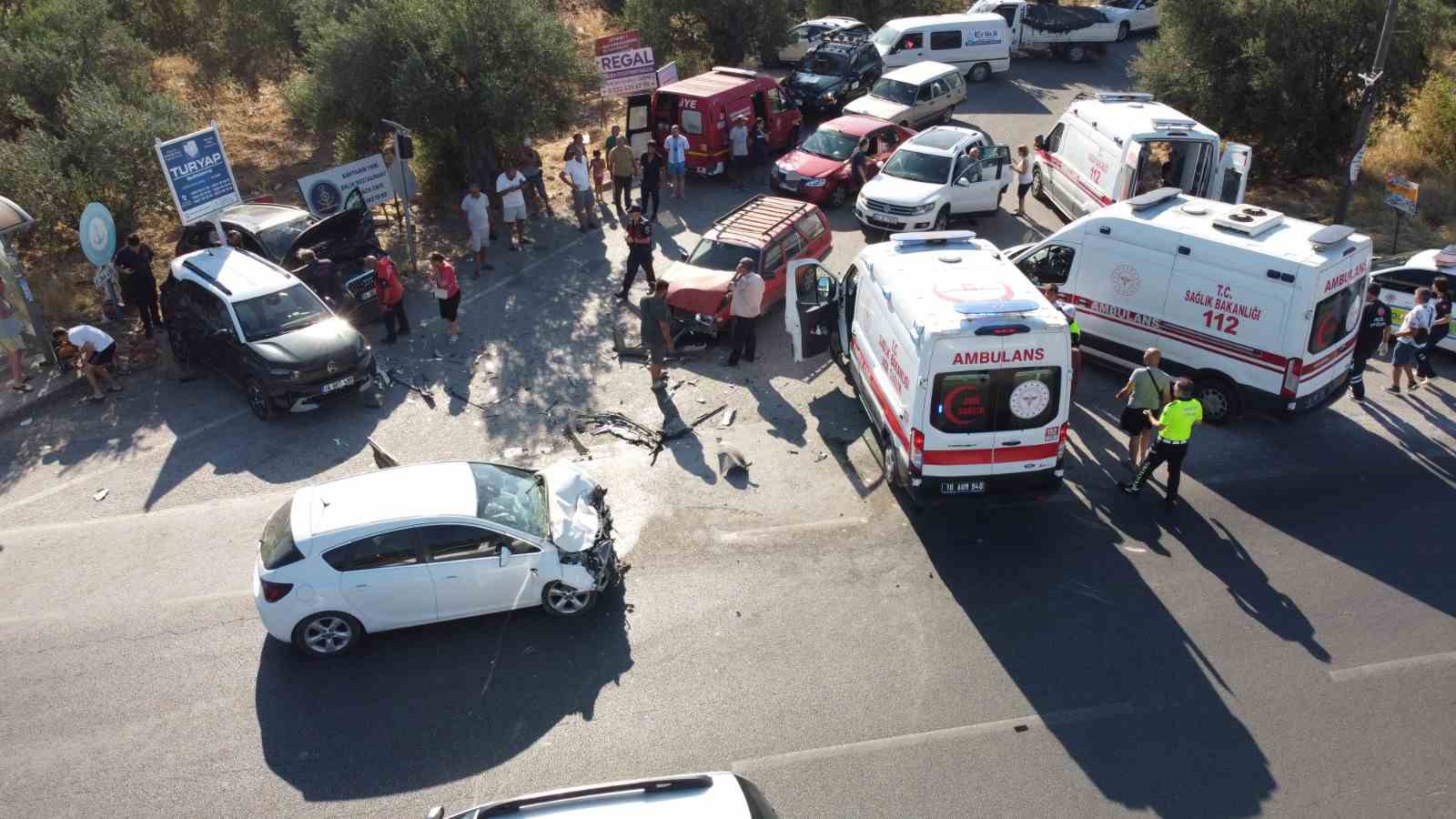 canakkale izmir karayolunda can pazari 4 aracin karistigi kazada 4 kisi yaralandi 0 pVtagNVN