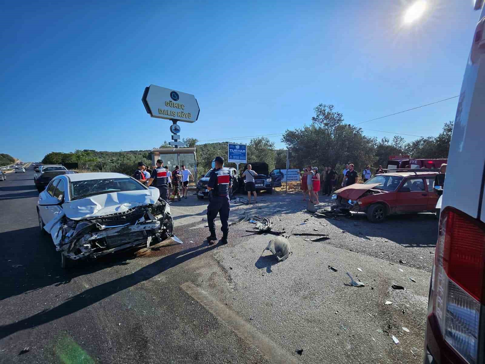 canakkale izmir karayolunda can pazari 4 aracin karistigi kazada 4 kisi yaralandi 1 UpA3aNlA
