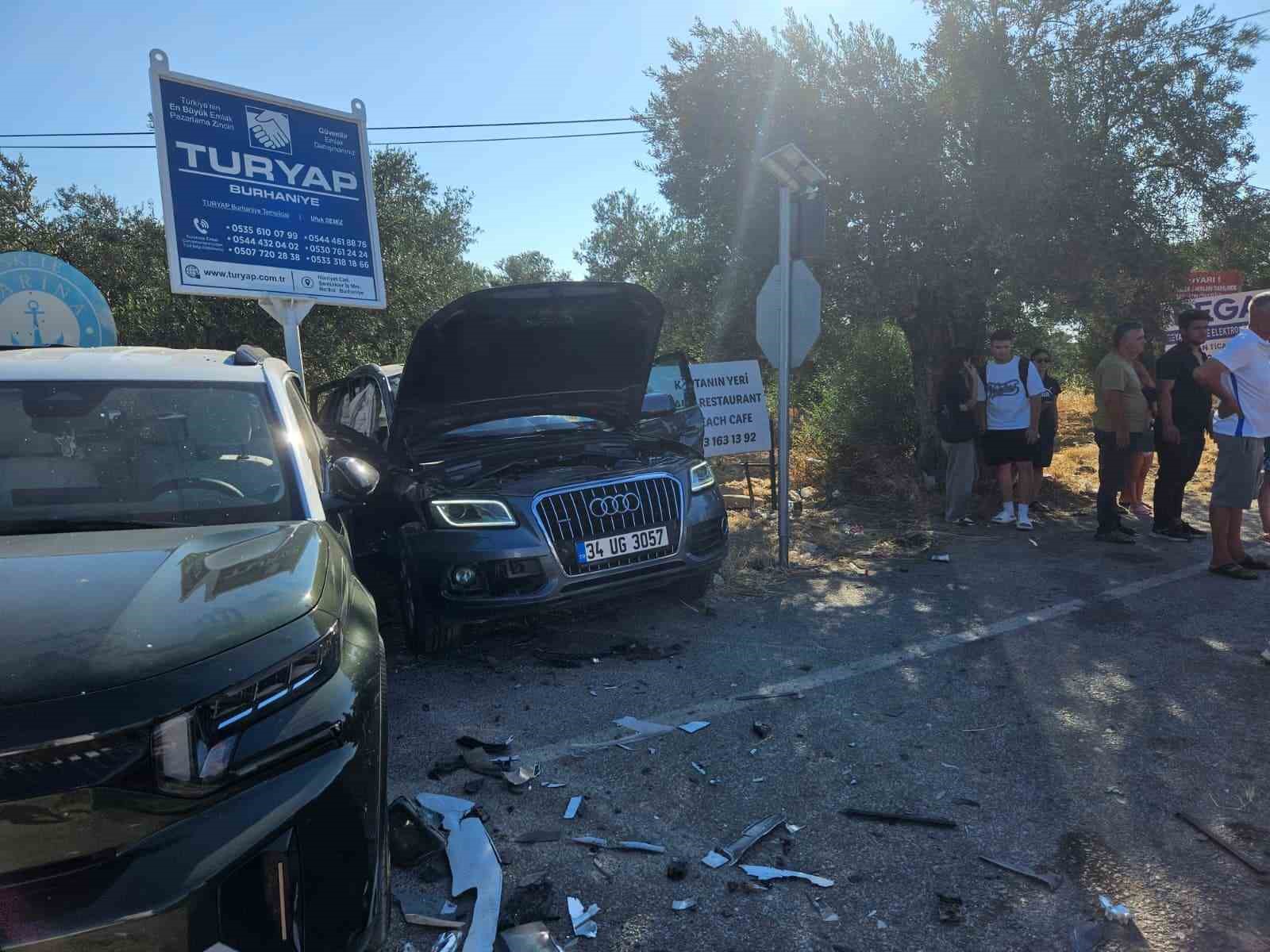 canakkale izmir karayolunda can pazari 4 aracin karistigi kazada 4 kisi yaralandi 2 cvM3vIGR