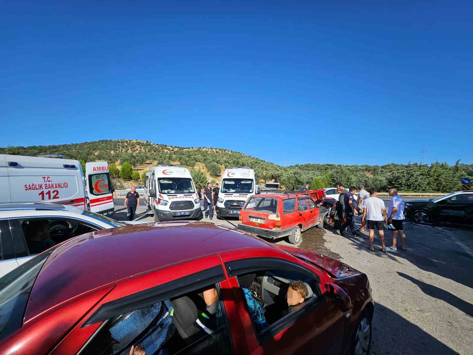 canakkale izmir karayolunda can pazari 4 aracin karistigi kazada 4 kisi yaralandi 3 ilbRZrjz