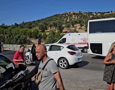 canakkale-izmir-karayolunda-zincirleme-kazada-ortalik-savas-alanina-dondu-bpL8T5QW.jpg