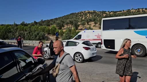 canakkale-izmir-karayolunda-zincirleme-kazada-ortalik-savas-alanina-dondu-bpL8T5QW.jpg