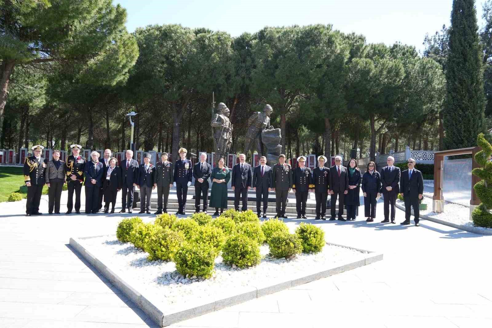 Çanakkale Kara Savaşları’nın 111. yıl dönümü etkinlikleri Şehitler Abidesi’nde törenle başladı 21 canakkale kara savaslarinin 111 yil donumu etkinlikleri sehitler abidesinde torenle basladi 17 zEJCpqw2