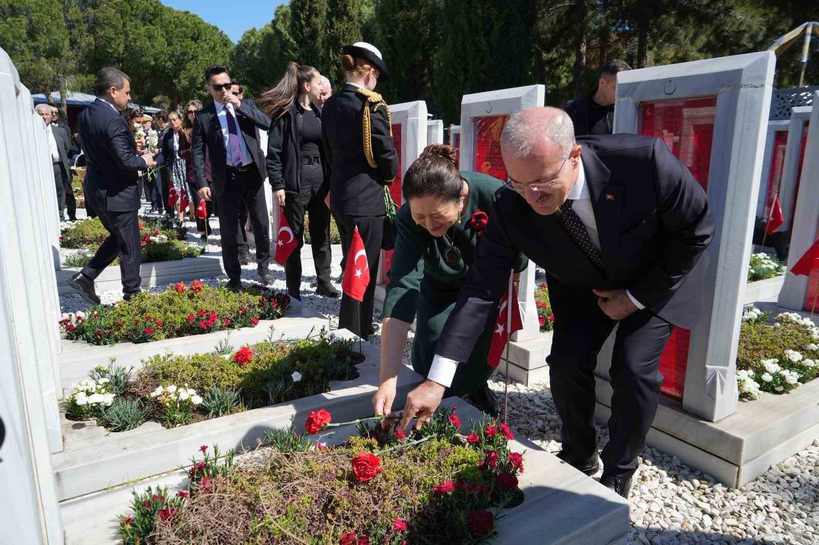 Çanakkale Kara Savaşları’nın 111. yıl dönümü etkinlikleri Şehitler Abidesi’nde törenle başladı 22 canakkale kara savaslarinin 111 yil donumu etkinlikleri sehitler abidesinde torenle basladi 18 QLwrMlRB