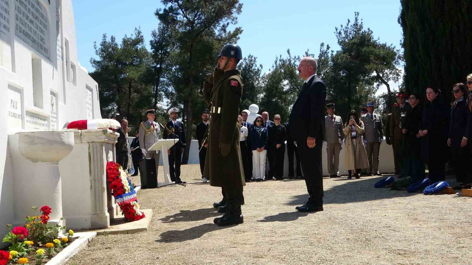 canakkale kara savaslarinin yil donumunde fransiz ve ingiliz anitlarinda toren duzenlendi 1 6dBRRLJf