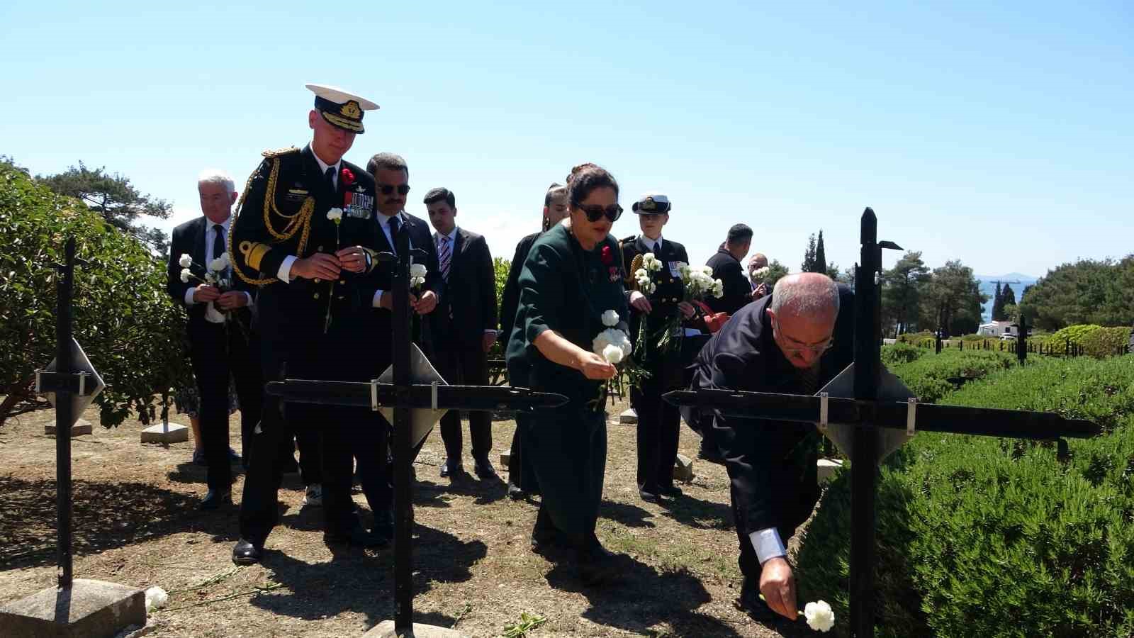 canakkale kara savaslarinin yil donumunde fransiz ve ingiliz anitlarinda toren duzenlendi 4 BY7aHcrV