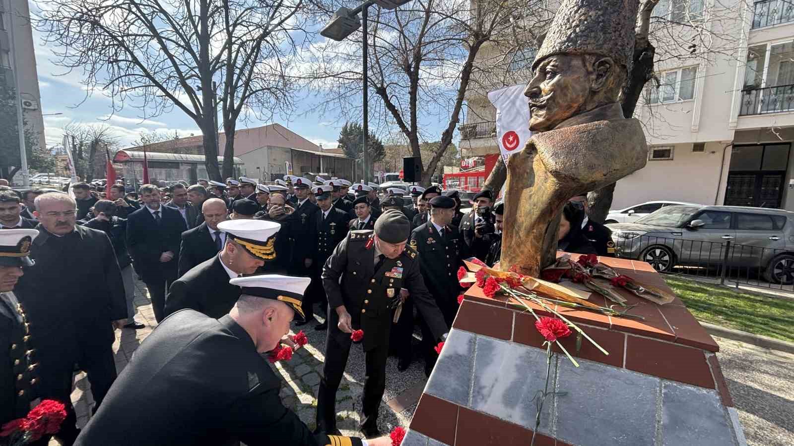 canakkale savaslari kahramanlarinda mustahkem mevki komutani cevat pasa torenle anildi 1