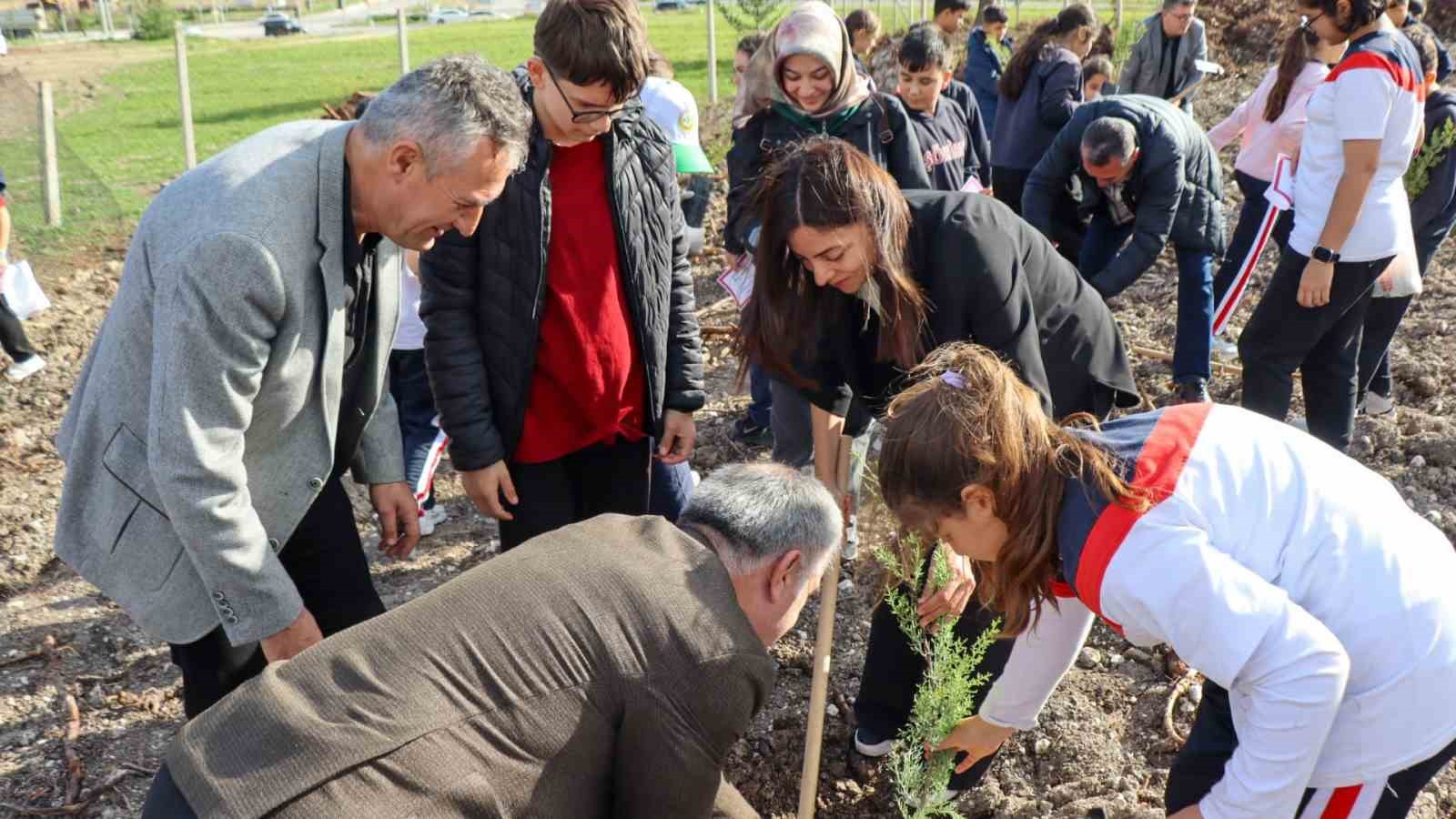canakkale ve gazze sehitleri icin fidanlar toprakla bulustu 2 Rt6kFXCh