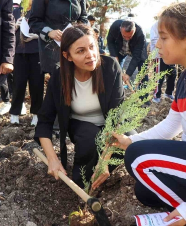 canakkale-ve-gazze-sehitleri-icin-fidanlar-toprakla-bulustu-B2nZfO1r.jpg