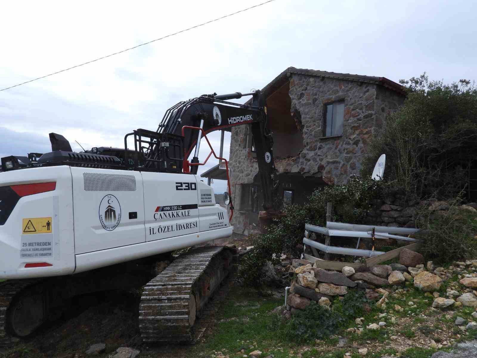 canakkalede 31 kacak yapi yikildi 0 4HiIkjez