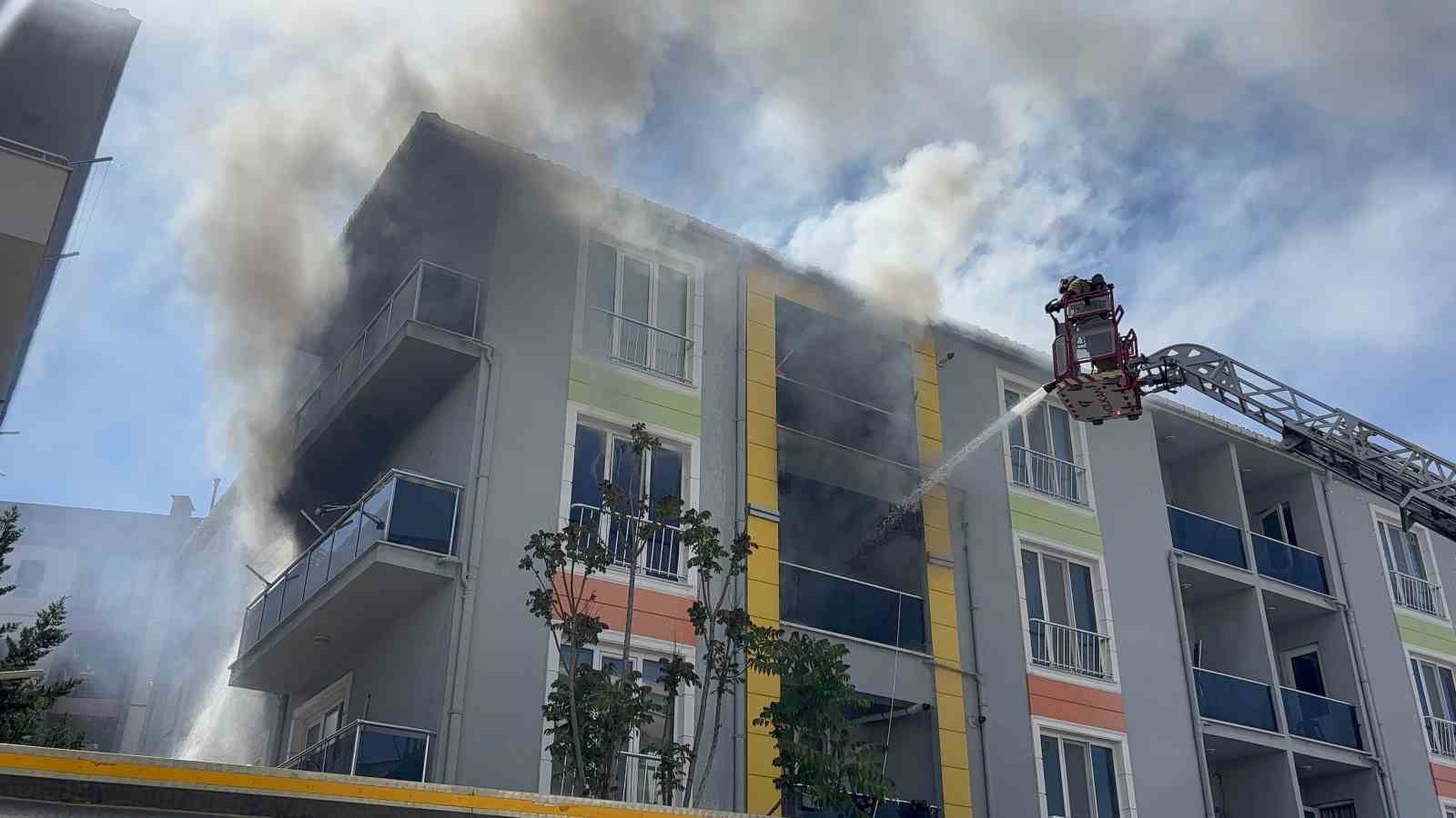canakkalede 4 katli binada can pazari alev ve dumanlar arasinda kalan kadin sag salim AUbpATq3