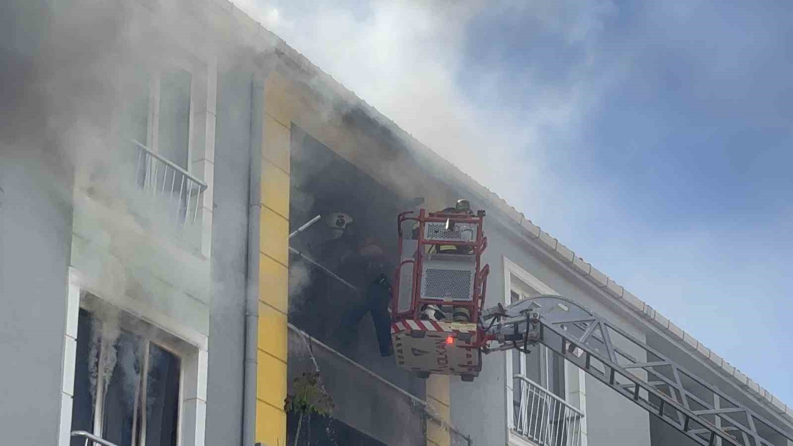 canakkalede 4 katli binada can pazari alev ve dumanlar arasinda kalan kadin sag salim HLswhiXG