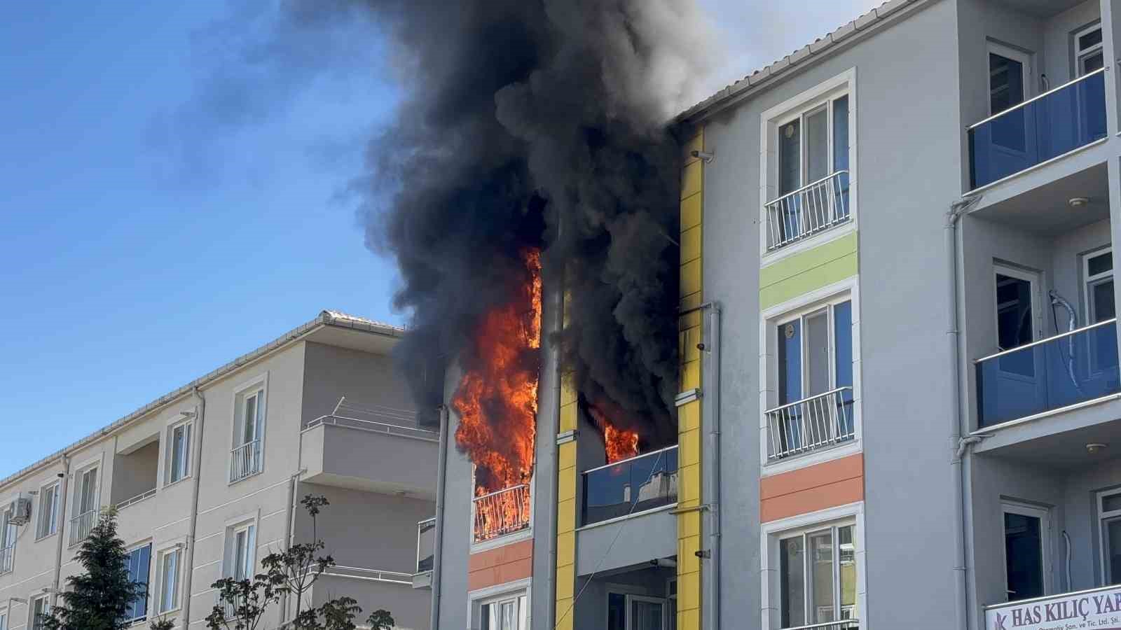 canakkalede 4 katli binada can pazari alev ve dumanlar arasinda kalan kadin sag salim Qkz4N5IV