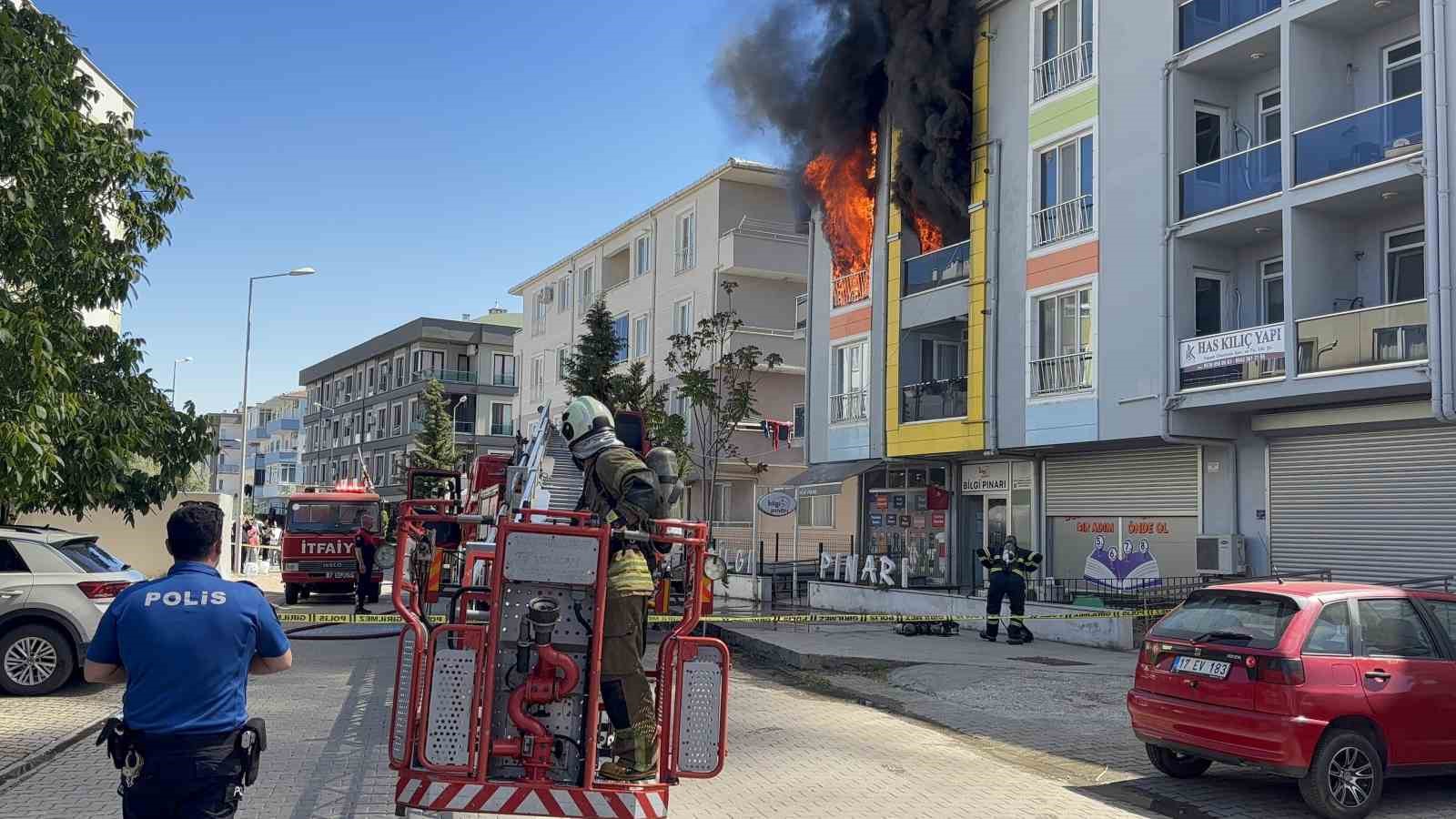 canakkalede 4 katli binada can pazari alev ve dumanlar arasinda kalan kadin sag salim URGEDPa2
