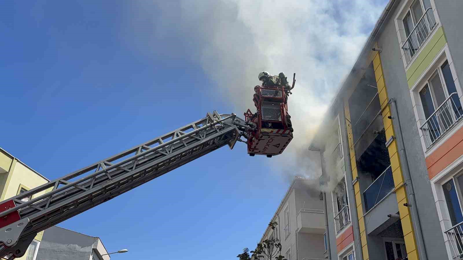 canakkalede 4 katli binada can pazari alev ve dumanlar arasinda kalan kadin sag salim UzhINp48