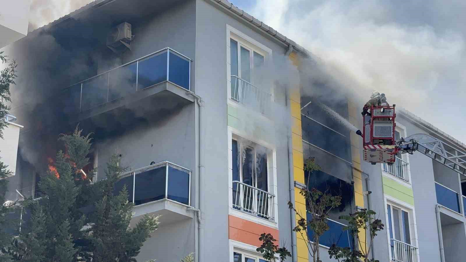 canakkalede 4 katli binada can pazari alev ve dumanlar arasinda kalan kadin sag salim dzly7NmO