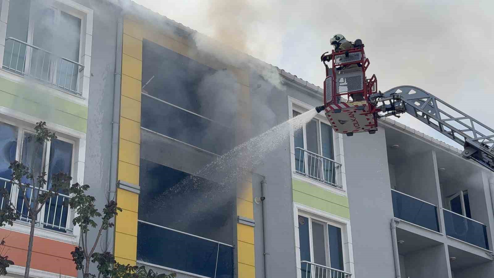 canakkalede 4 katli binada can pazari alev ve dumanlar arasinda kalan kadin sag salim hBtBzdWT