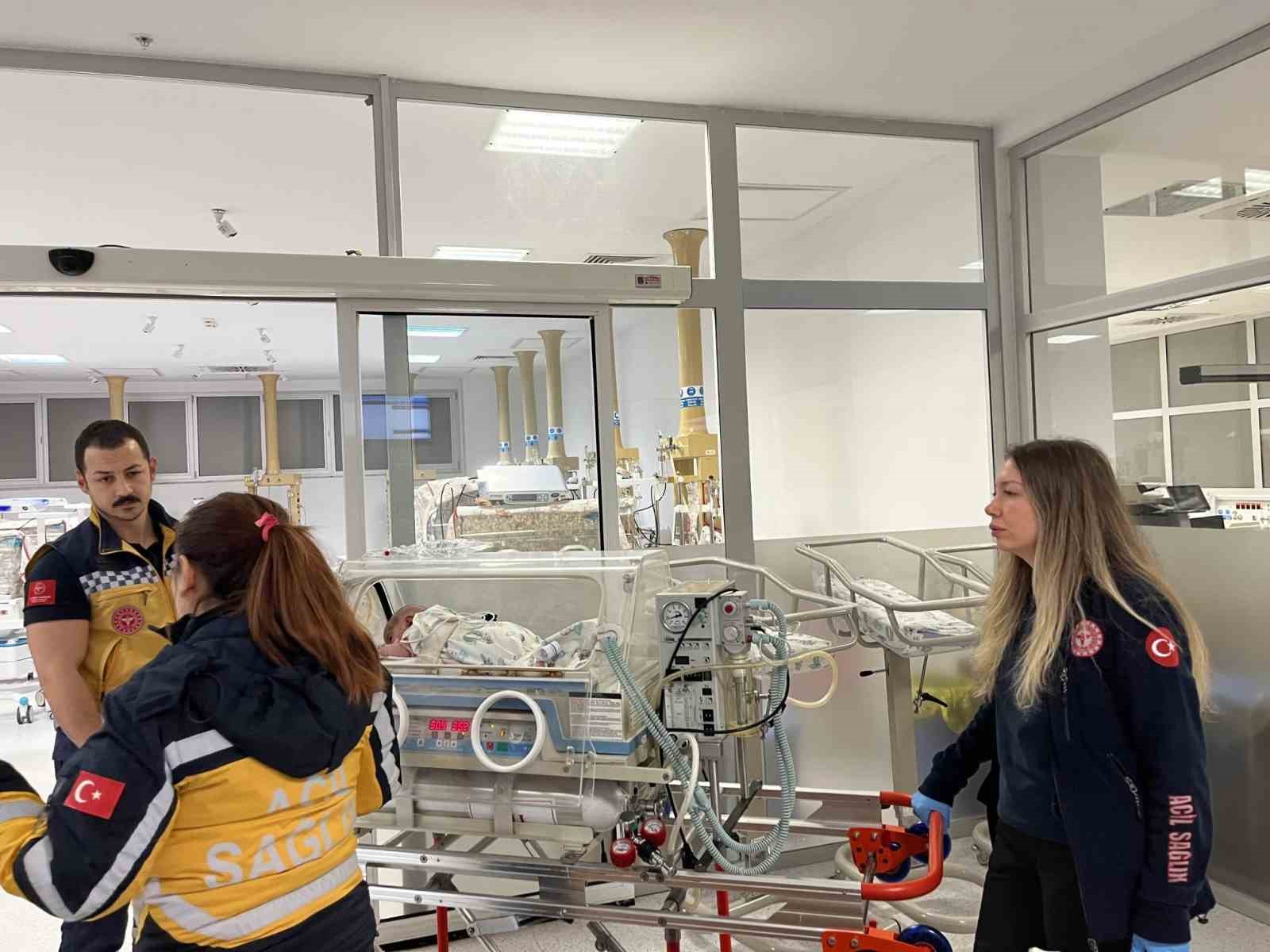 canakkalede 54 gunluk bebek ucak ambulansla ankaraya sevk edildi 0 s3aArgEU