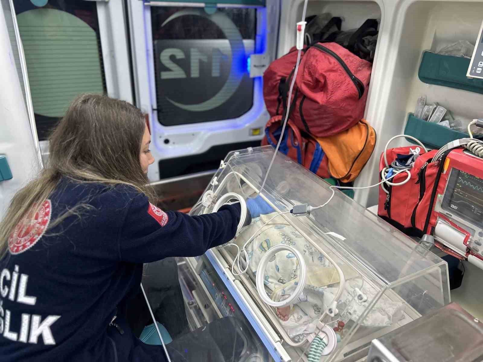 canakkalede 54 gunluk bebek ucak ambulansla ankaraya sevk edildi 2 b5neKYDp