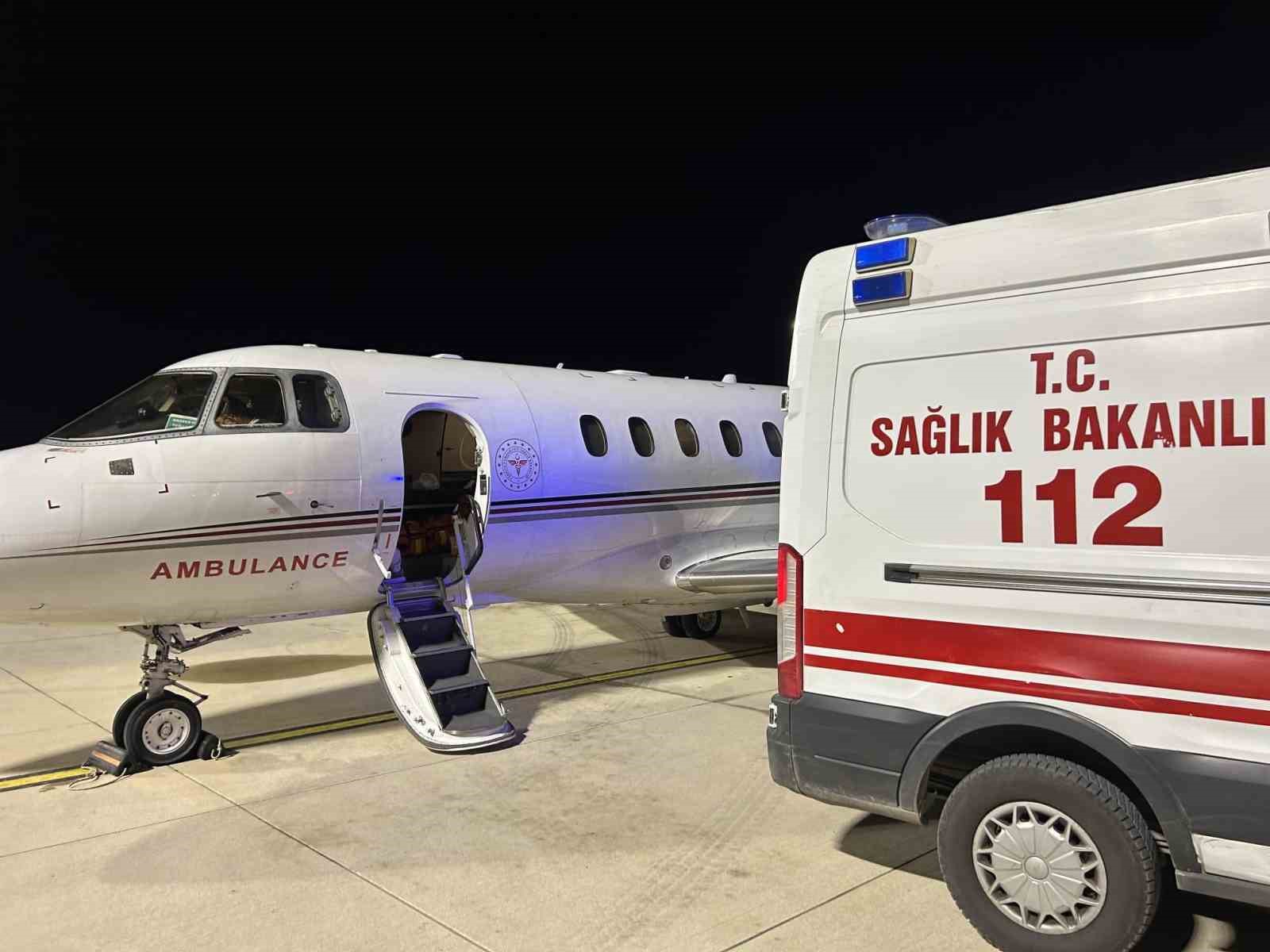 canakkalede 54 gunluk bebek ucak ambulansla ankaraya sevk edildi 4