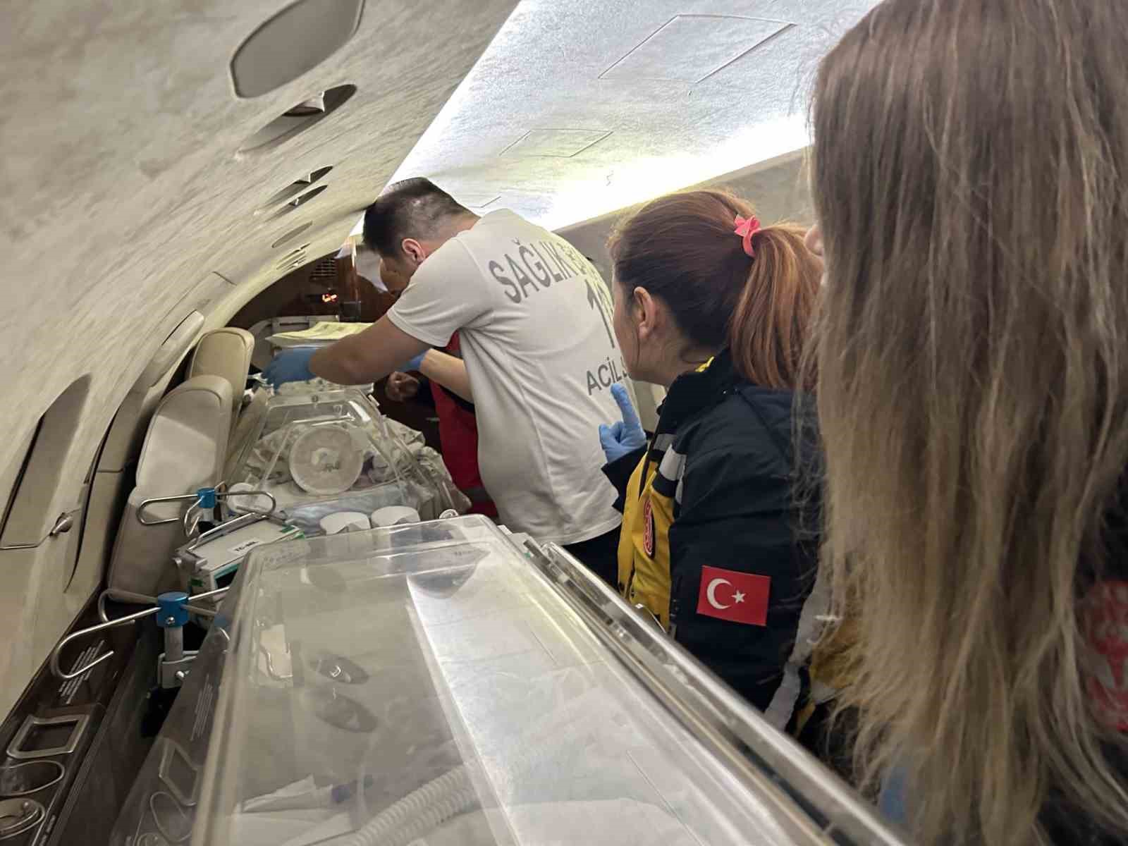 canakkalede 54 gunluk bebek ucak ambulansla ankaraya sevk edildi 6