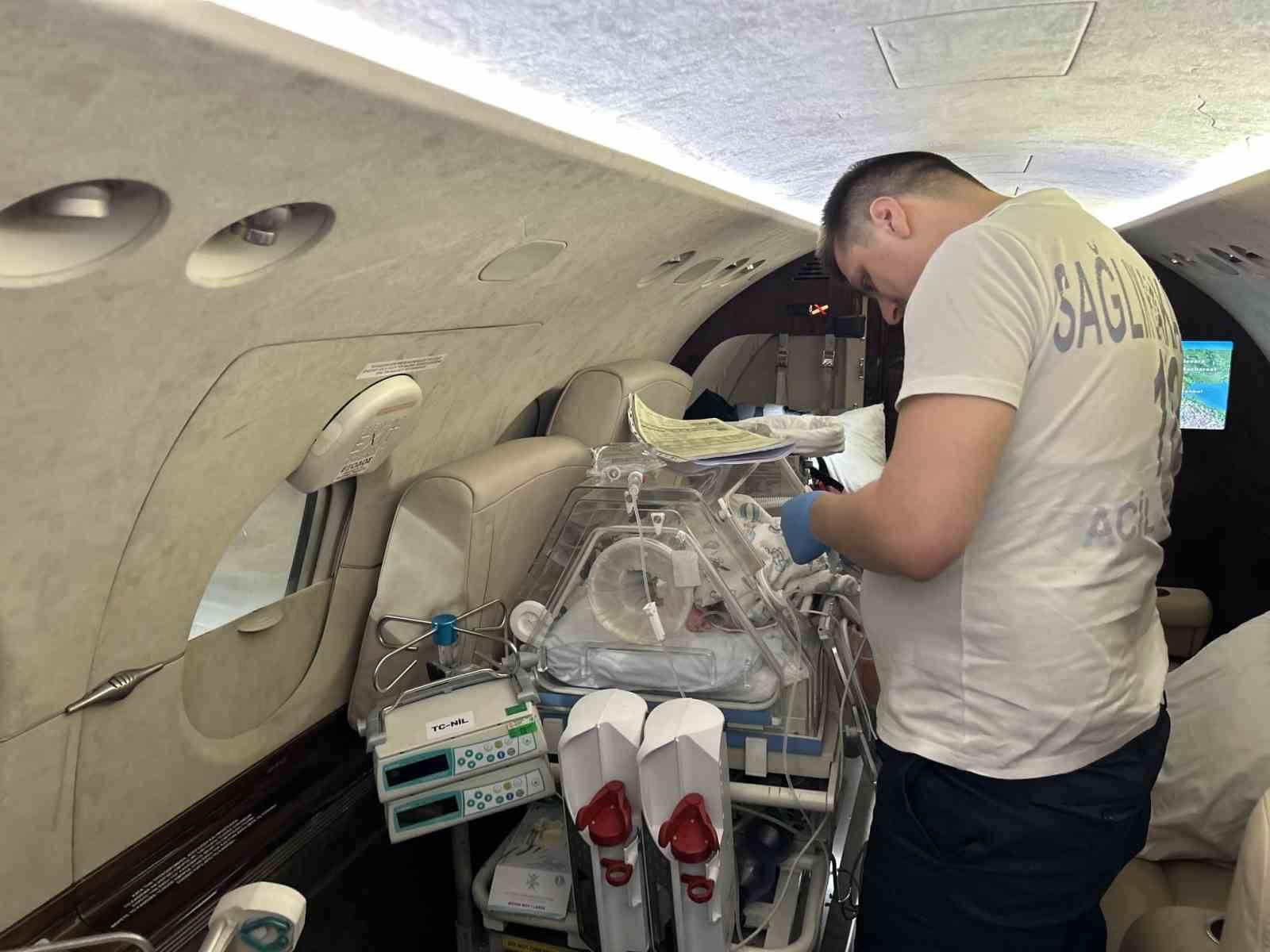 canakkalede 54 gunluk bebek ucak ambulansla ankaraya sevk edildi 7 CnrHL5bF