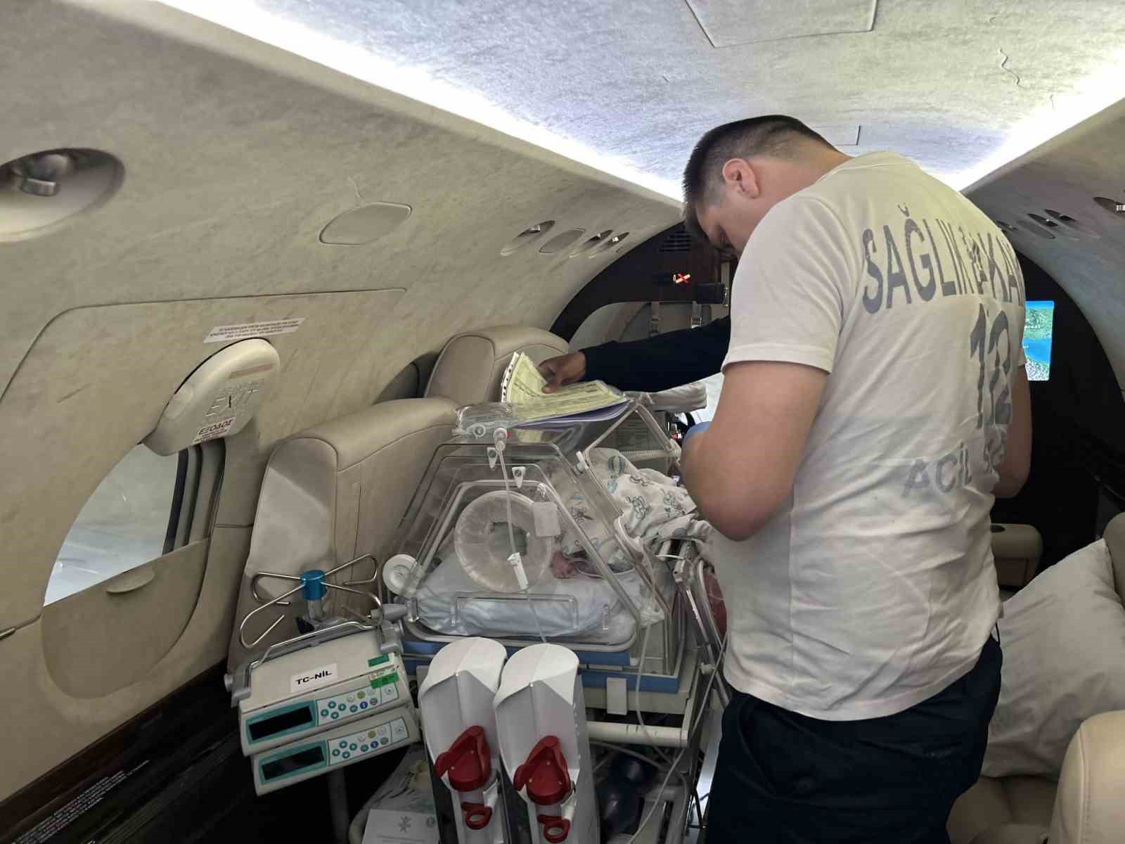 canakkalede 54 gunluk bebek ucak ambulansla ankaraya sevk edildi 9 TabumFeF