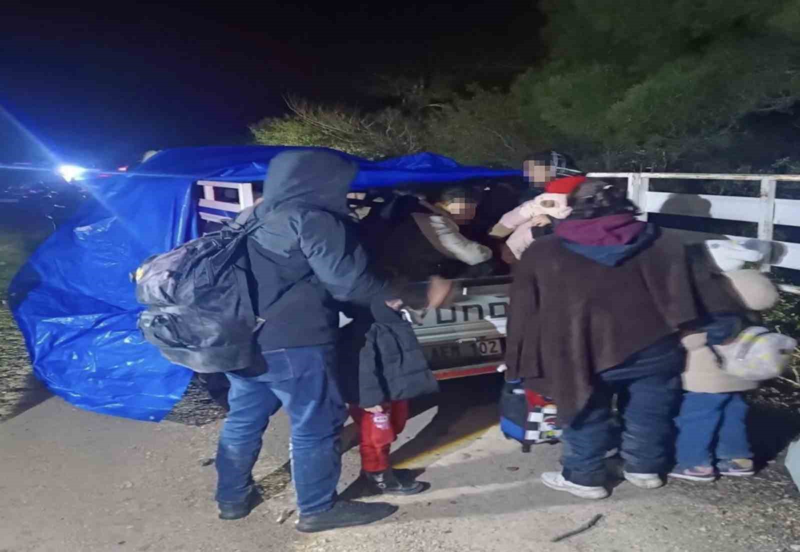 canakkalede 77 kacak gocmen yakalandi 2 organizator tutuklandi 0 TqDuKffy