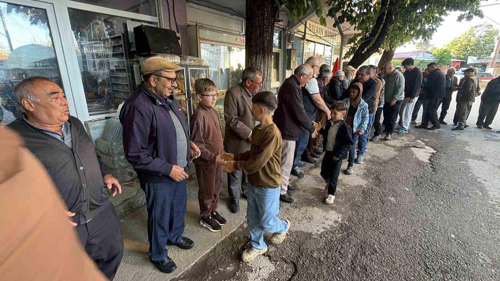 canakkalede asirlik bayram gelenegi bayramlasma zinciri 2 YWBmDRjG
