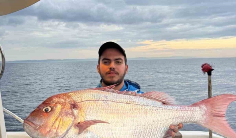 canakkalede-balikcilar-12-kilogramlik-mercan-baligi-yakaladi-grBk6zFd.jpg