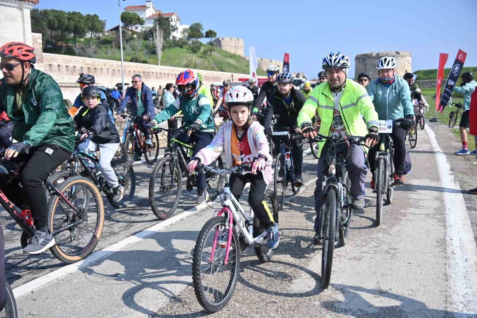 canakkalede bin 50 bisikletli sehitlere saygi icin pedal cevirdi 1
