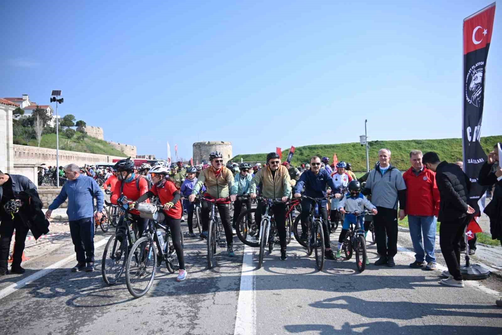 canakkalede bin 50 bisikletli sehitlere saygi icin pedal cevirdi 2 b8g67FBt