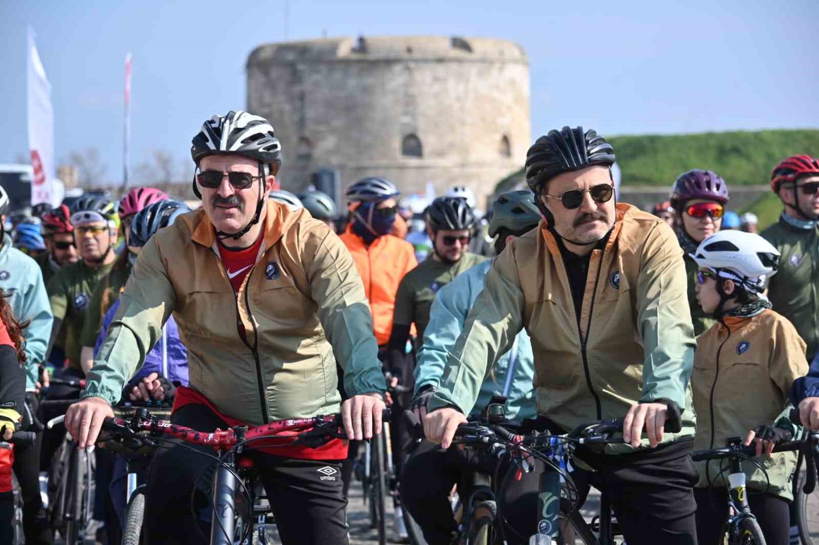 canakkalede bin 50 bisikletli sehitlere saygi icin pedal cevirdi 8 h54feCpb