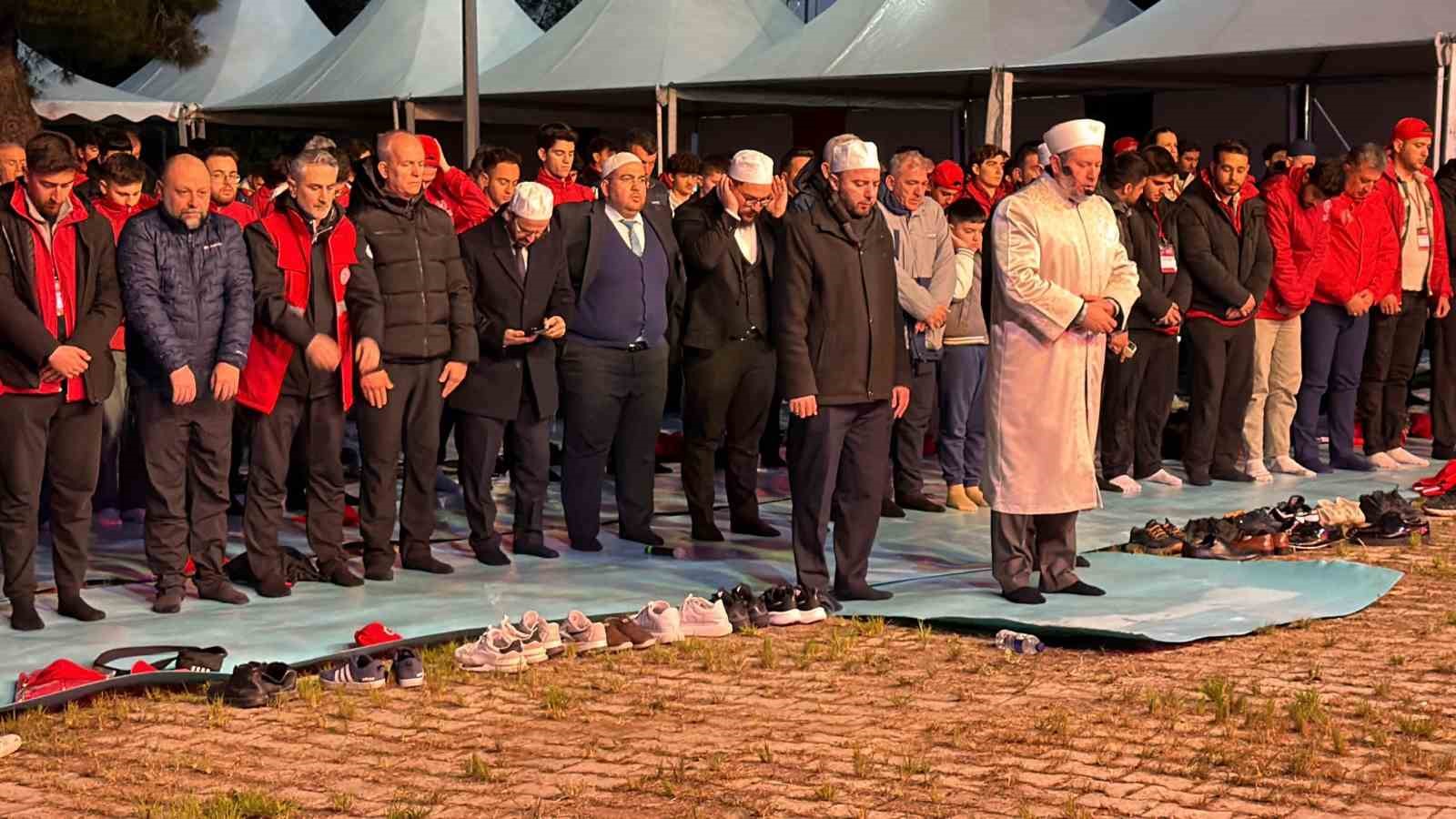 canakkalede binlerce kisi 57nci alayin izinde yurudu 4