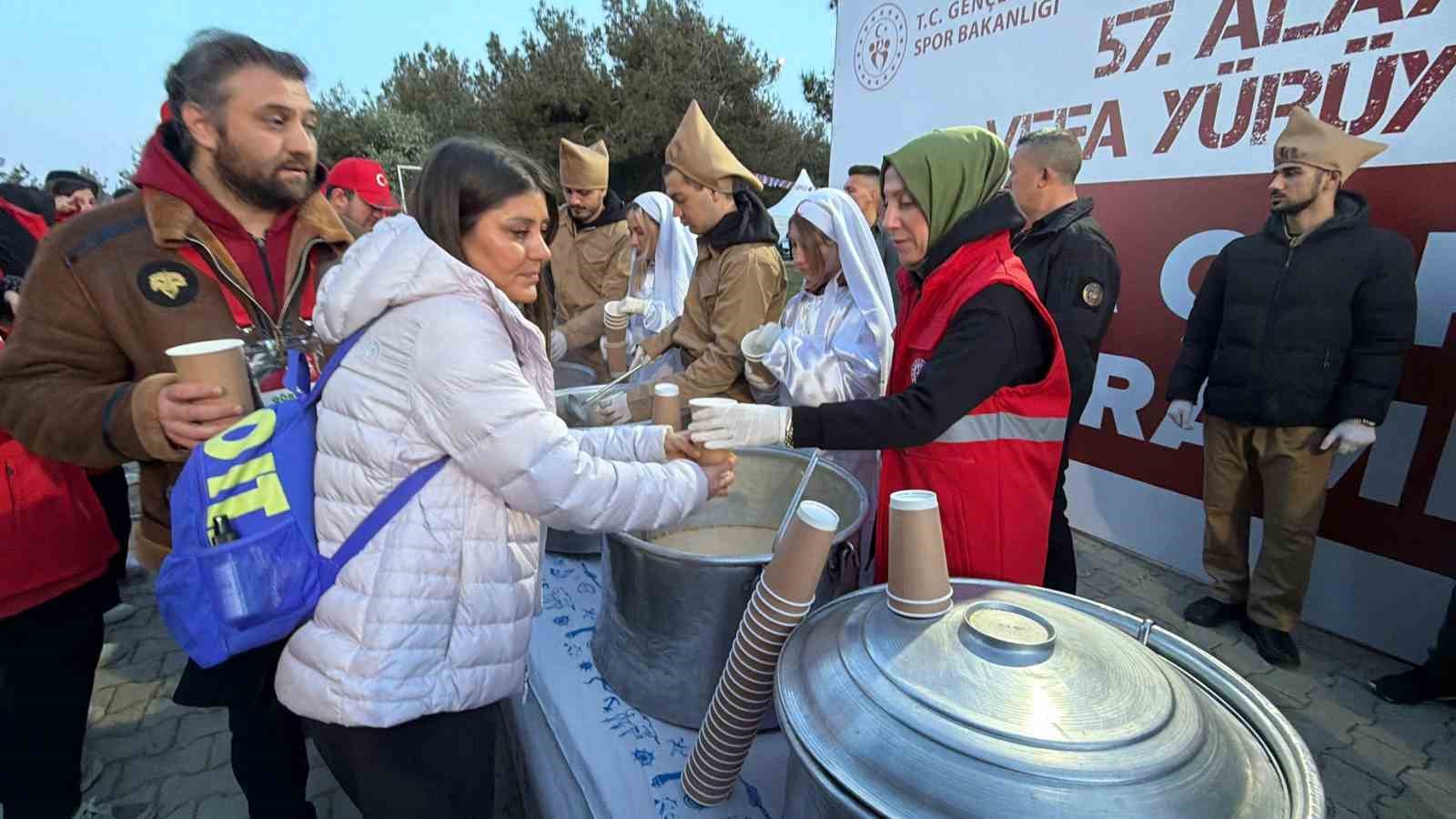 canakkalede binlerce kisi 57nci alayin izinde yurudu 6