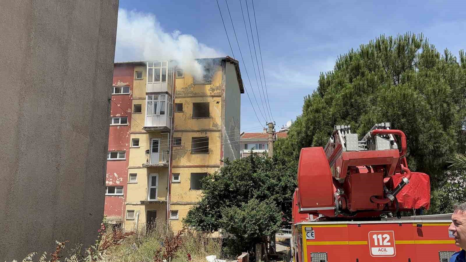 canakkalede bos apartmanda cikan yangin korkuttu 2 iIPKtHfm