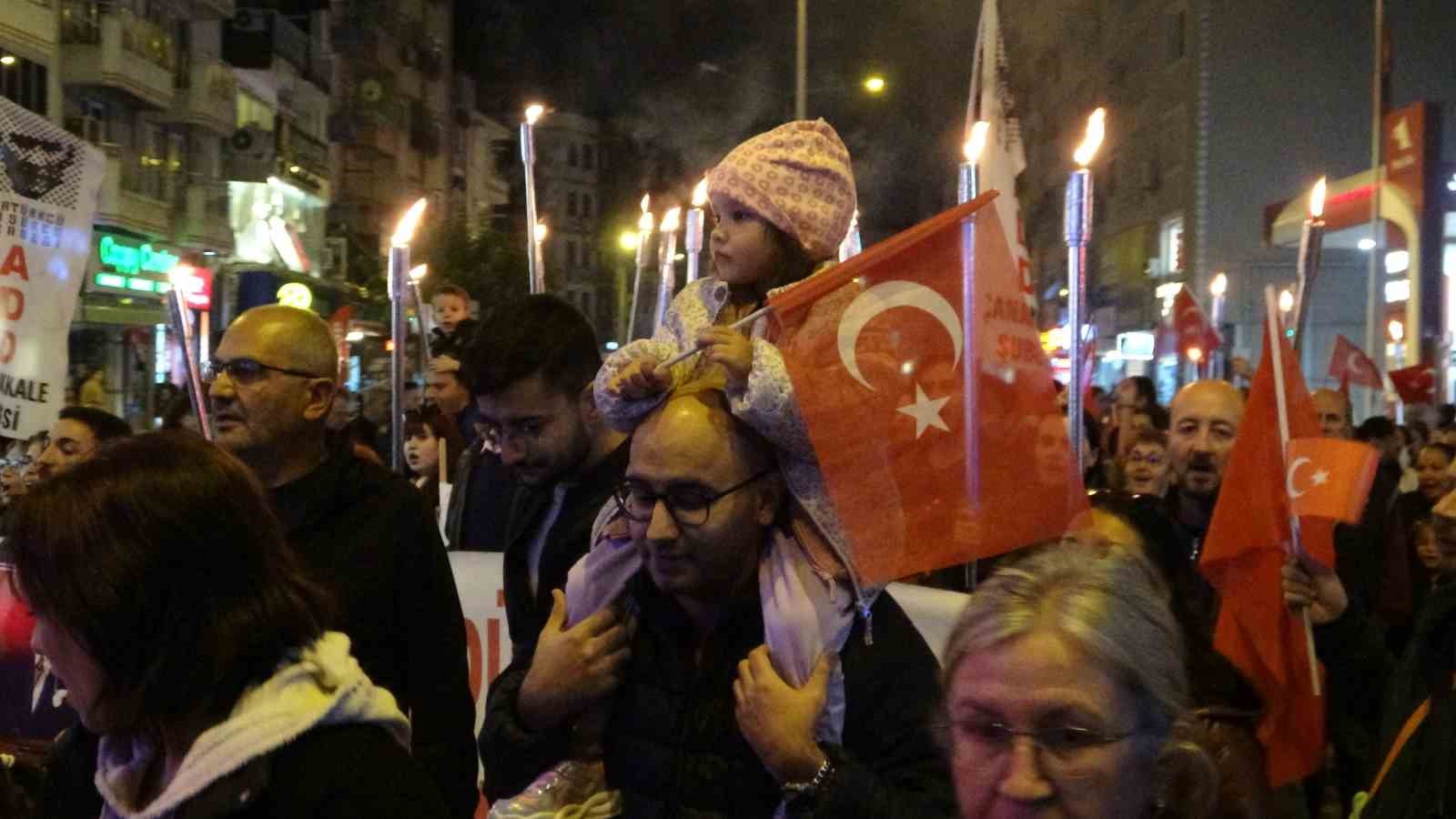 canakkalede cumhuriyet coskusu fener alayiyla taclandi 1 qMdLyAuW