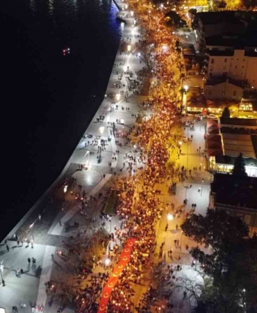 canakkalede-cumhuriyet-coskusu-fener-alayiyla-taclandi-DQ6Hufdg.jpg