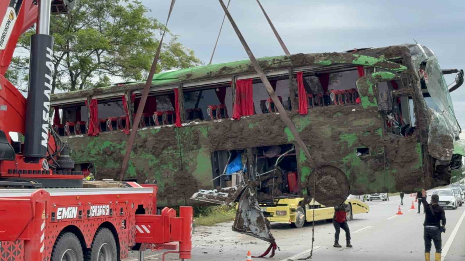 canakkalede devrilen tur otobusu kaldirildi 1