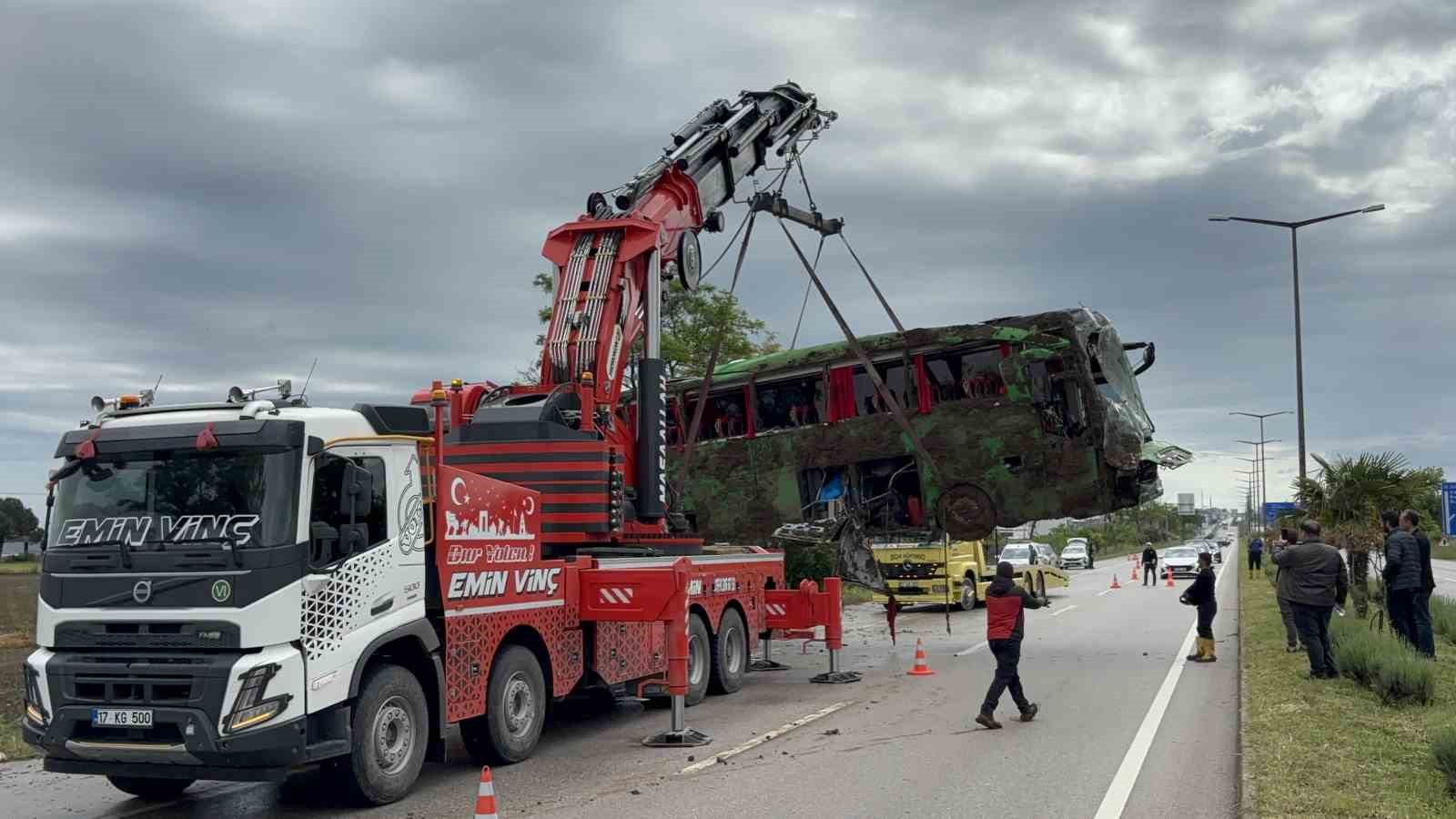 canakkalede devrilen tur otobusu kaldirildi 2 Y3p3byZD