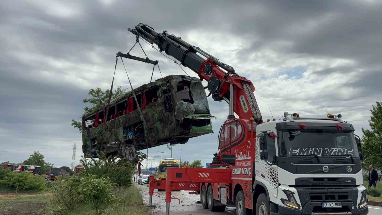 canakkalede devrilen tur otobusu kaldirildi 3 vZaJANSe