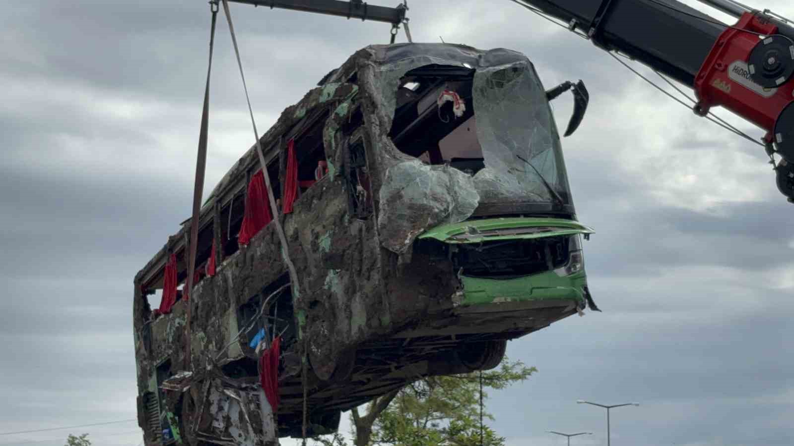 canakkalede devrilen tur otobusu kaldirildi 4 LJwHCOrI
