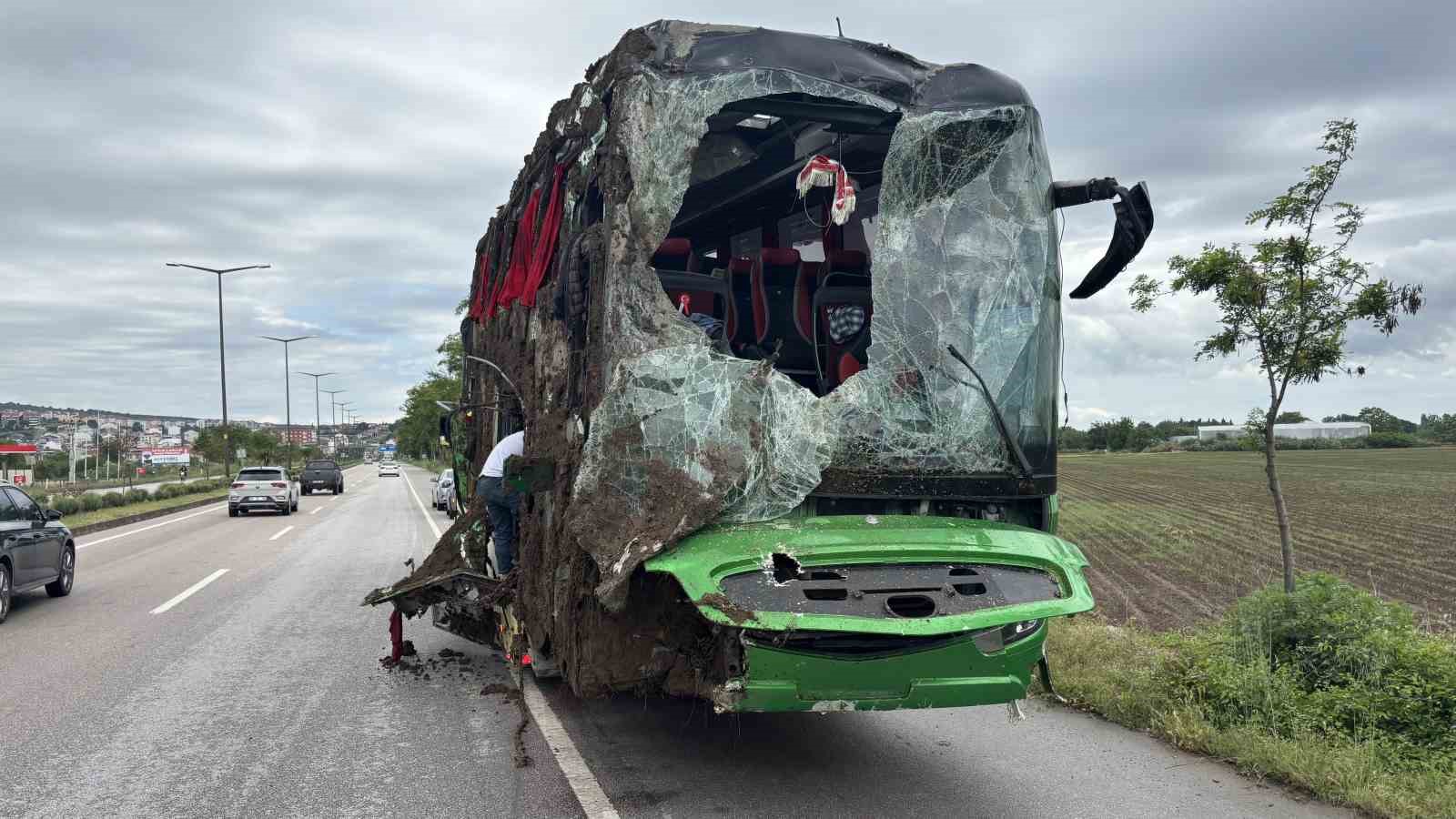 canakkalede devrilen tur otobusu kaldirildi 5 tEFGWW6q