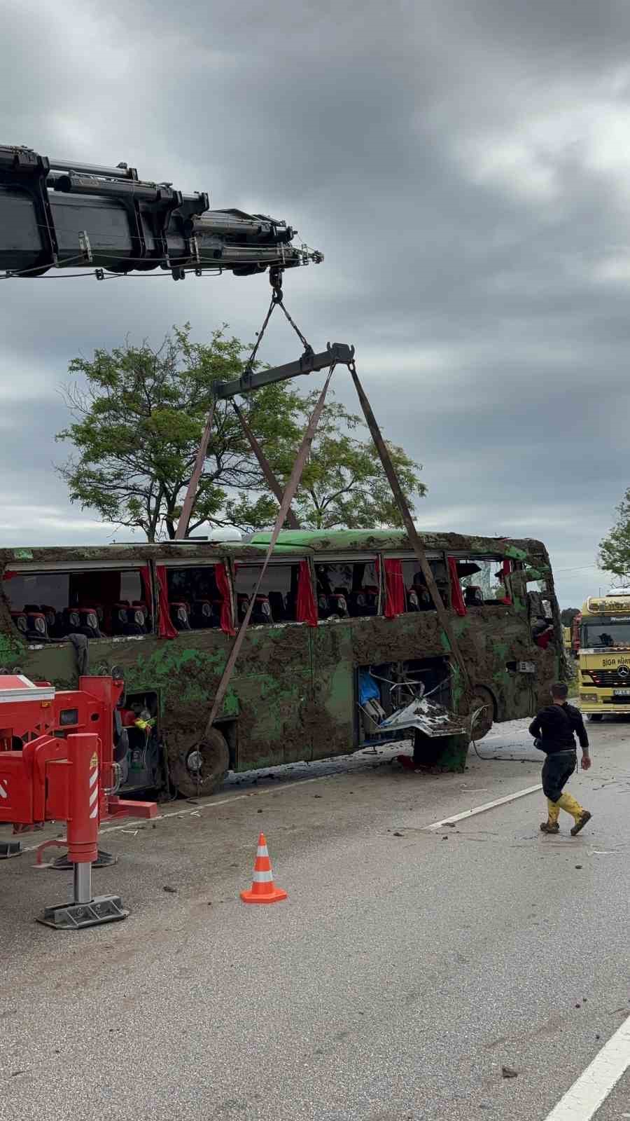 canakkalede devrilen tur otobusu kaldirildi 6