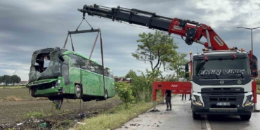 canakkalede-devrilen-tur-otobusu-kaldirildi-E1agAP8O.jpg